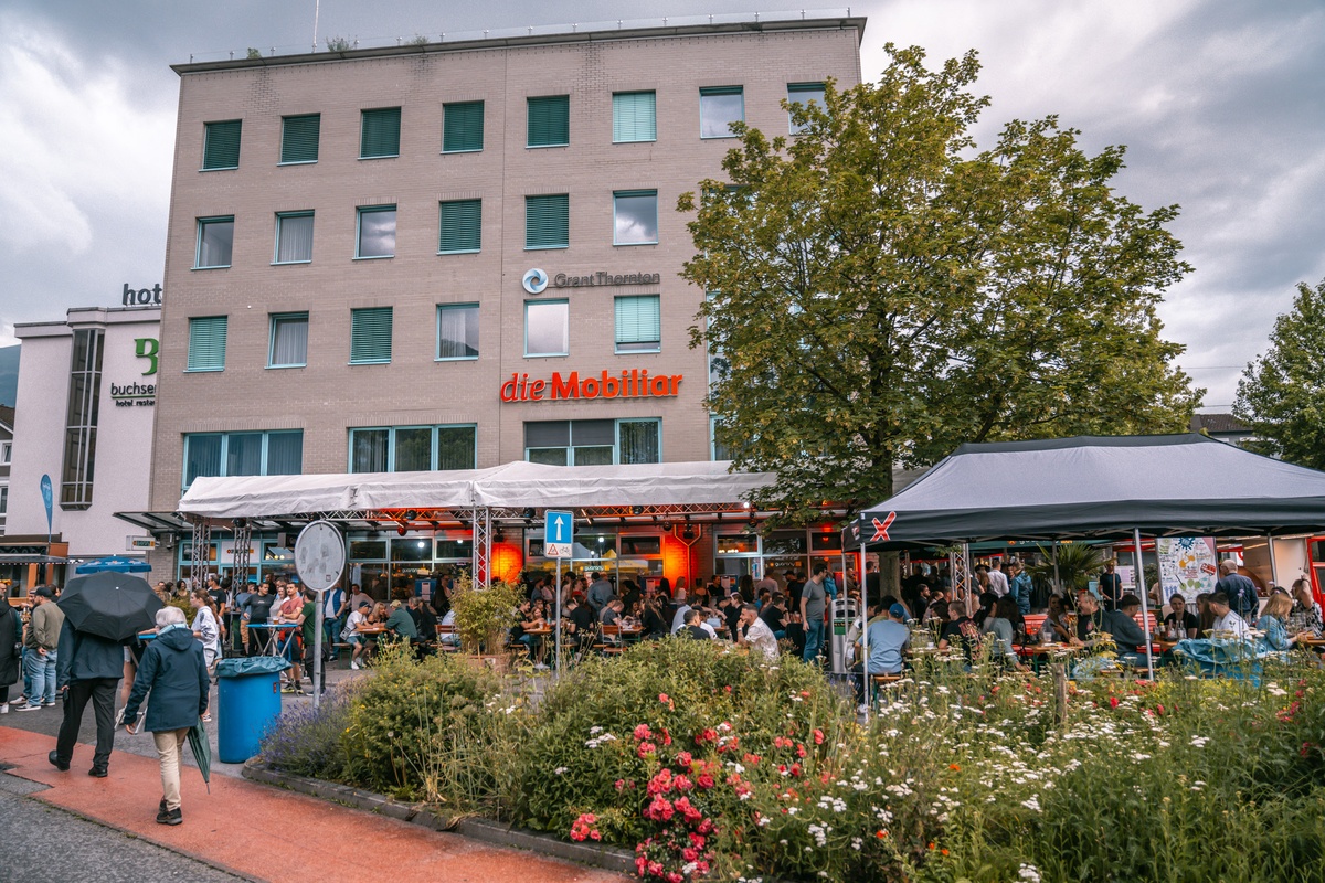 Servicemitarbeiterin/er